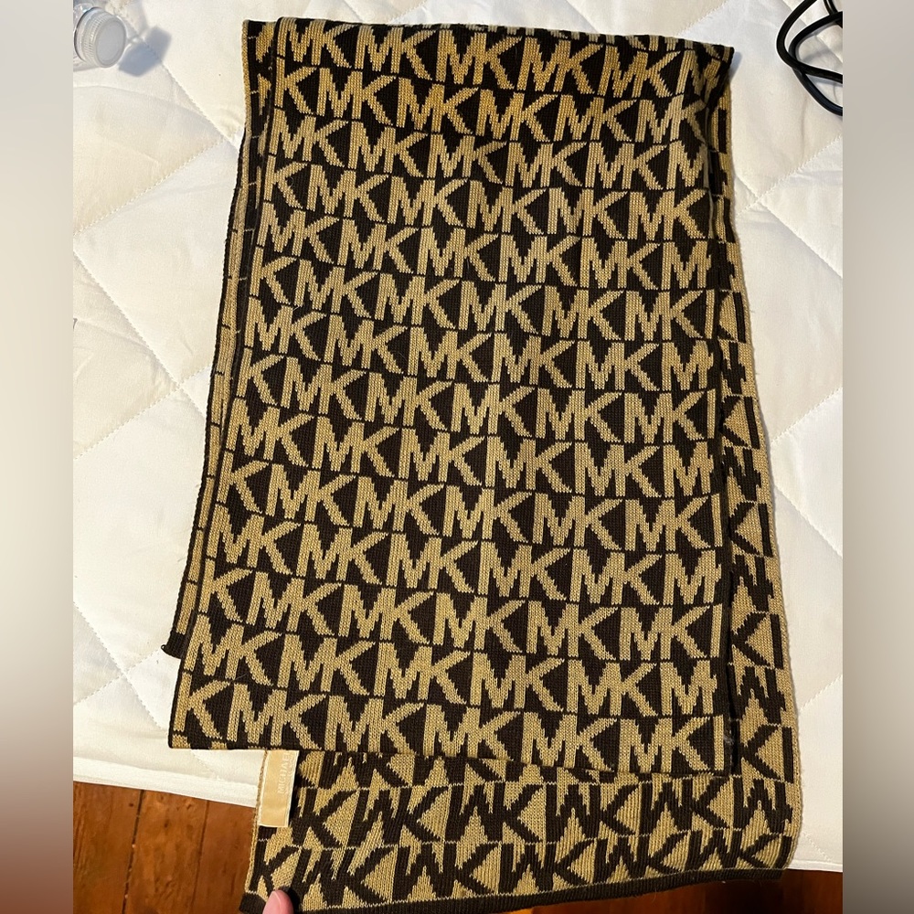 Michael Kors Scarf , MK emblem - One size , Winter Gear